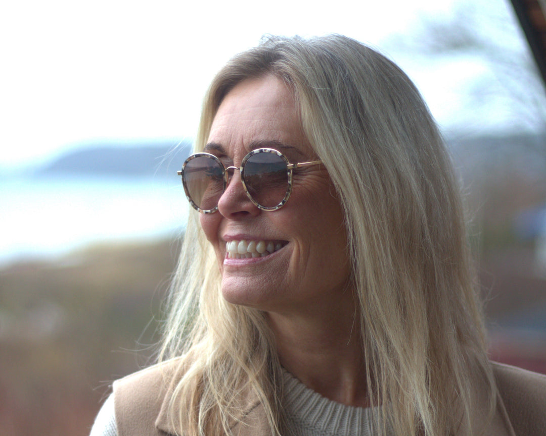 Trieste MINI Beige Marble, en lille rund solbrille i metal og acetat